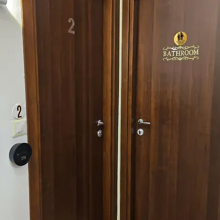 Pensión Aury House *